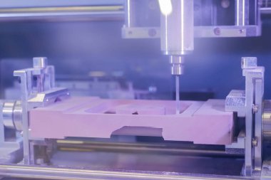 Değirmen makinesi teknoloji sergisinde ahşap hamurdan odun kesiyor.