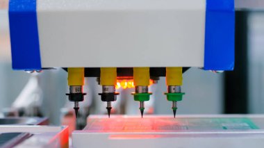 Otomatik KİS seçimi ve bilgisayar devre kartı montajı makinası