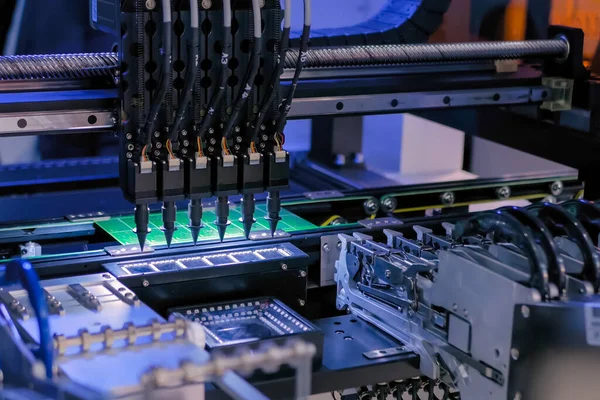 Otomatik KİS seçimi ve bilgisayar devre kartı montajı makinası