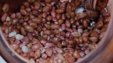Yavaş çekim: fıstık kızartma makinesi karıştırma, kızartma ve jöleli fıstık için.