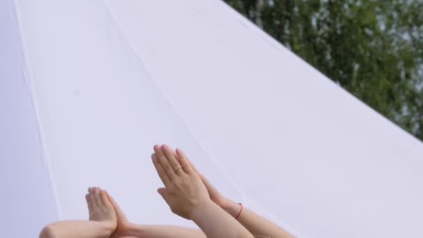 Grupo de pessoas fazendo exercícios de ioga - levantando as mãos no mudra namaste no parque — Vídeo de Stock