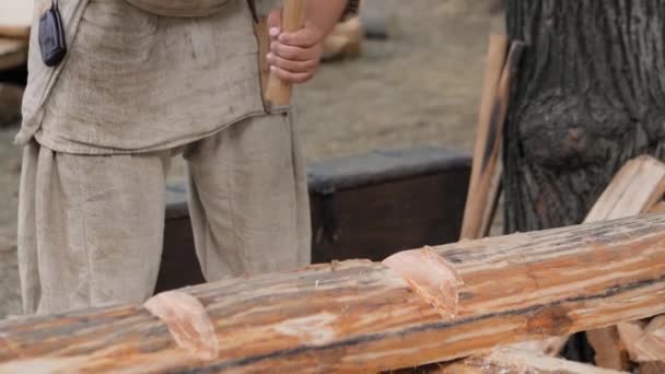 スローモーション:歴史祭で斧で大きなログを切断男腰椎 — ストック動画