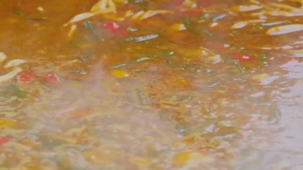 Powolny ruch: proces gotowania zdrowych warzyw zupy żółtej - zbliżenie — Wideo stockowe