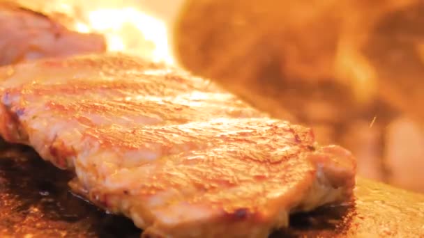 Zpomalený pohyb: proces vaření žeber masa na pánvi s horkým plamenem - zblízka — Stock video