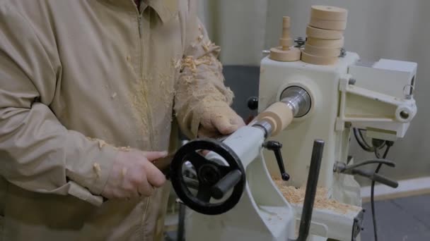 목수는 작업장의 선반 위에서 나무토막을 만들기 위해 끌을 사용 한다. — 비디오