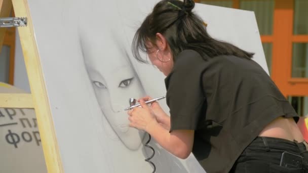 在涂鸦节上，年轻女子在木制表面喷涂喷漆 — 图库视频影像