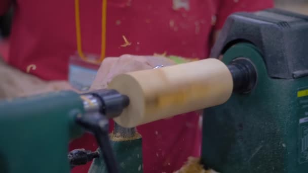 Man hand forma bit av trä på svarv på verkstad - slow motion, närbild — Stockvideo