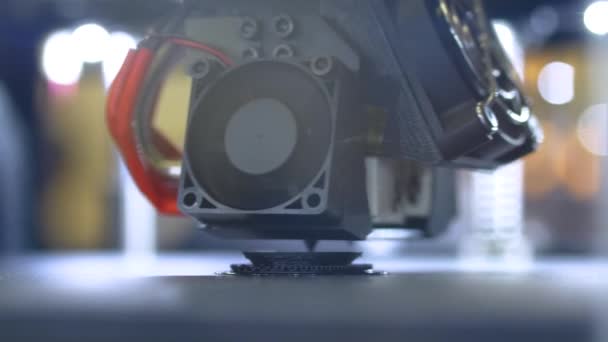 Τρισδιάστατη μηχανή εκτύπωσης εκτυπώνει φυσικό 3D μοντέλο σε expo - close up — Αρχείο Βίντεο