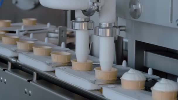 超スローモーション:アイスクリーム乳製品工場の自動充填機 — ストック動画