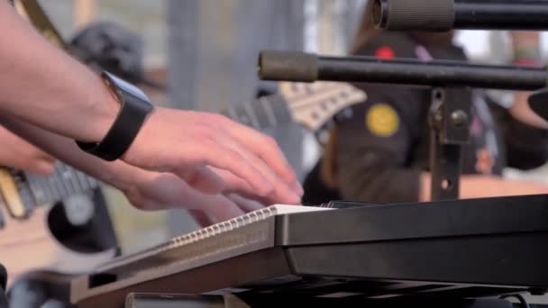 Slow motion: man händer spelar synthesizer på scenen av utomhus konsert — Stockvideo
