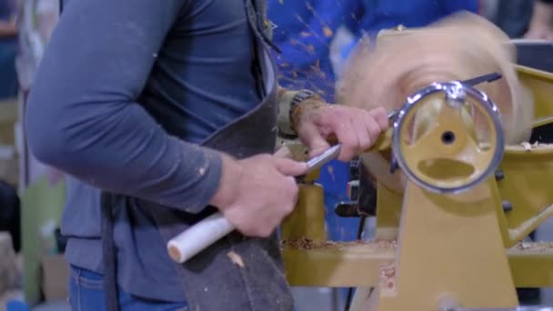 Omul mâini modelarea bucată de lemn pe strung la atelier - mișcare lentă, vedere laterală — Videoclip de stoc