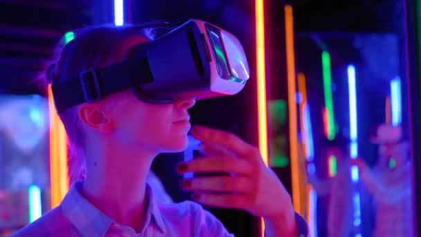 Slow motion: vrouw met virtual reality-headset op interactieve VR-tentoonstelling — Stockvideo