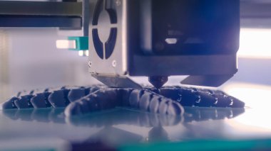 Üç boyutlu yazdırma makinesi fiziksel 3D modeli yazdırıyor - kapat