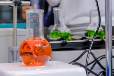 Sıvı laboratuvar ekipmanlarını karıştırmak için hareket çubuğu taşıyan manyetik karıştırıcı