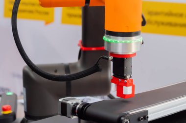 Robot kol manipülatörü robot sergisinde kırmızı oyuncak bloklarını hareket ettiriyor ve yerleştiriyor