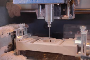 Değirmen makinesi teknoloji sergisinde ahşap hamurdan odun kesiyor.