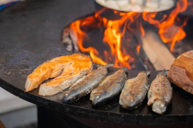 Izgara somon bifteği ve siyah Brezilya uskumrusu üzerine uskumru balığı. Yaklaş.