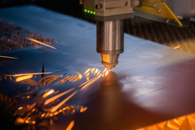 Lazer kesme makinesi koyu kıvılcımlı metal levha ile çalışıyor