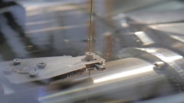 Metal işgücü ile çalışan otomatik cnc tel kesme makinesi