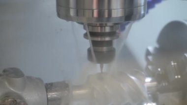 Fabrikada metal işçiliği kesen soğutma sistemi olan bir değirmen makinesi.