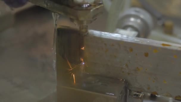 Крупним планом: машина для різання дроту з ЧПУ, що працює з металевою заготовкою з іскрами — стокове відео