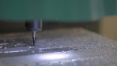Otomatik cnc, değirmen makinesine dönüşüyor. Metal işçiliği talaşlarla kesiyor.
