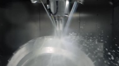 Fabrikada metal işçiliği kesen soğutma sistemi olan bir değirmen makinesi.