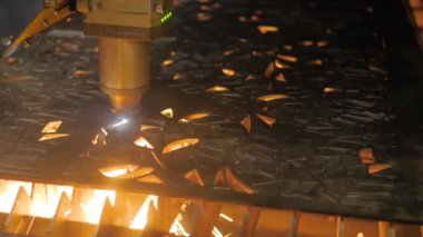 Lazer kesme makinesi levha metalle çalışıyor ve kıvılcımlar çıkıyor. Metal çalışma kavramı.