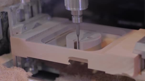 技術展示会で木質パルプから木質ワークを切断するフライス盤 — ストック動画