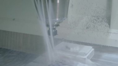 Fabrikada metal işçiliği kesen soğutma sistemi olan bir değirmen makinesi.