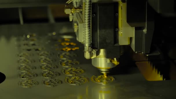 Primer plano - máquina de corte por láser que trabaja con chapa metálica con chispas — Vídeo de stock
