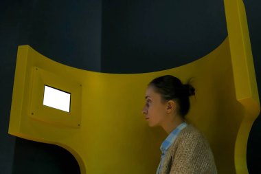 Kadın boş beyaz ekrana bakıyor - beyaz ekran konsepti