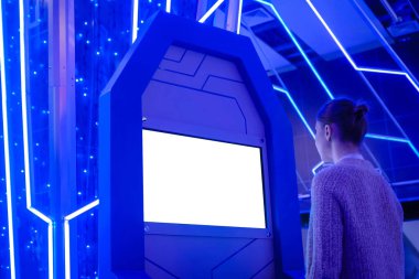 Beyaz ekran konsepti - kadın boş etkileşimli beyaz ekran kioskuna bakıyor