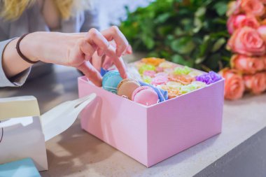 Çiçekçi dükkanında çiçeklerle makarna yapan profesyonel bir çiçekçi.