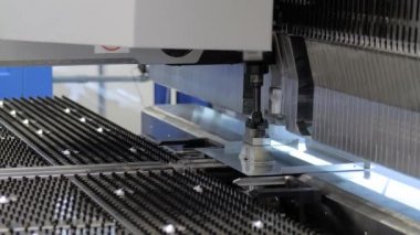 Fabrikada metal levha ile çalışan otomatik hidrolik bükme makinesi