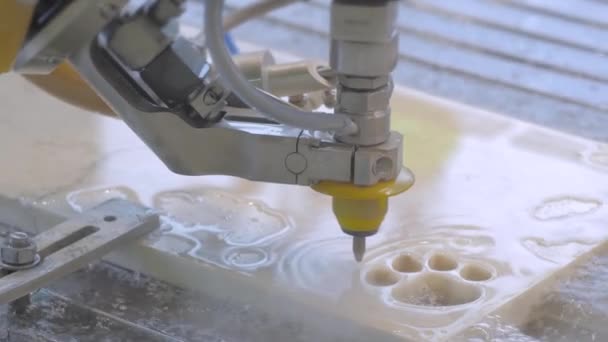 Automatyczna maszyna do cięcia strumieniem wody pracująca z kamieniem — Wideo stockowe