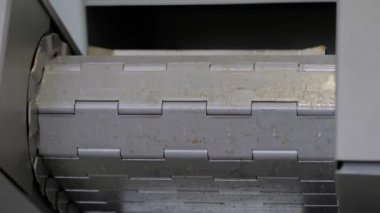 Fabrikada çipleri, cüceleri, atıkları ve hurda metalleri kaldırmak için taşıyıcı - kapat