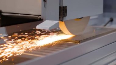 Yavaş çekim: yüzey öğütme makinesi fabrikada metal levha ile çalışıyor