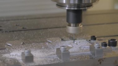 Fabrikada metal işçiliği kesen bir değirmen makinesi.