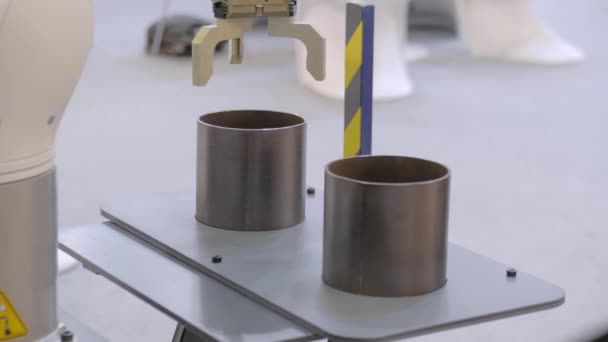 Choisir et placer manipulateur de bras robotisé déplacement pièce cylindrique en métal — Video