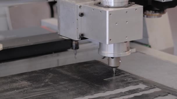 Automatiserad CNC svarvning fräsmaskin skära metall arbetsstycke på fabriken — Stockvideo