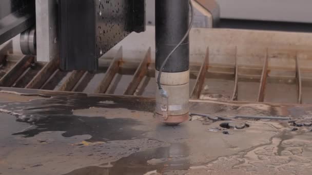 Vista de perto: máquina de corte a plasma trabalhando com chapa metálica com faíscas — Vídeo de Stock