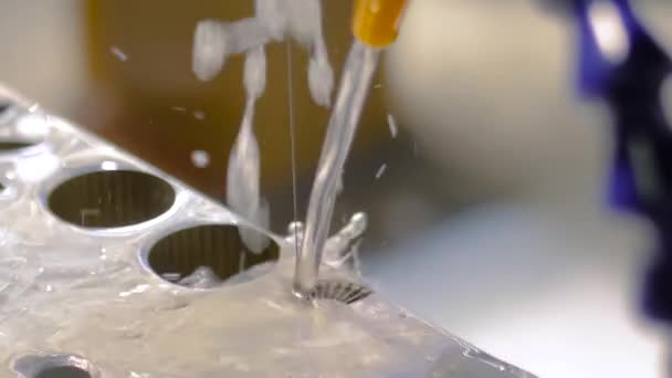 불꽃과 시트 금속으로 작동하는 자동 철사 절단 기계: 느린 동작 — 비디오