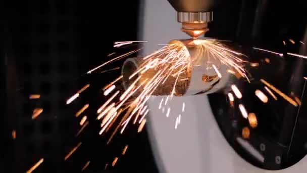 Laserschneidmaschine, die mit Metallwerkstück mit Funken arbeitet - Zeitlupe — Stockvideo