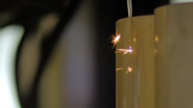 Yavaş çekim: iş sırasında kıvılcımlarla otomatik cnc tel kesme makinesi