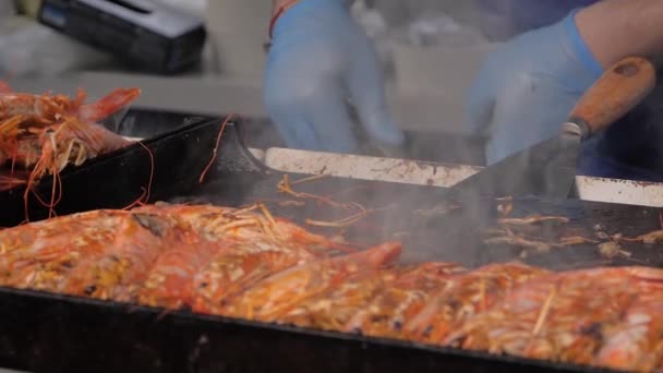 Cámara lenta: chef cocina langoustine rojo fresco a la parrilla en la comida local de verano — Vídeos de Stock