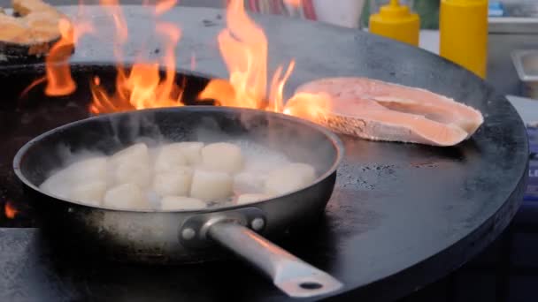 Cámara lenta: proceso de cocción de la carne de vieira, salmón - de cerca — Vídeos de Stock