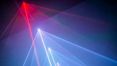 Karanlık odada renk ışınları ya da ışınlar olan parlak lazer gösterimi kurulumu