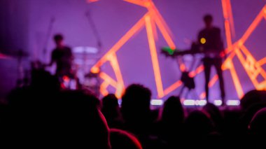 Bulanık konser arka planı - insanlar sahne önünde parti yapıyor