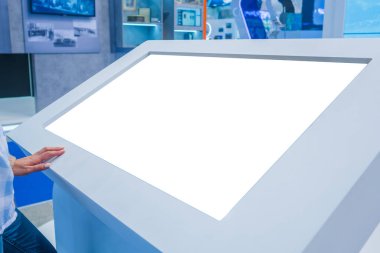 Sergide boş beyaz ekran kioskuna bakan kadın - beyaz ekran konsepti